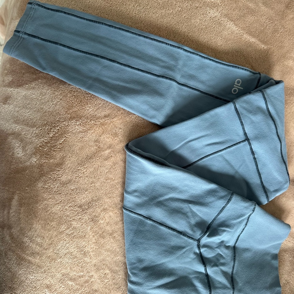ALO Yoga Blue Leggings for Active Comfort - Picture 3 of 4